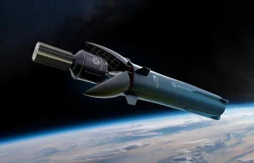 Rakete Neutron von Rocket Lab im Orbit mit ausgefahrenen Sonnenkollektoren, die das Risiko einer Verschiebung des ersten Starts auf 2027 veranschaulichen