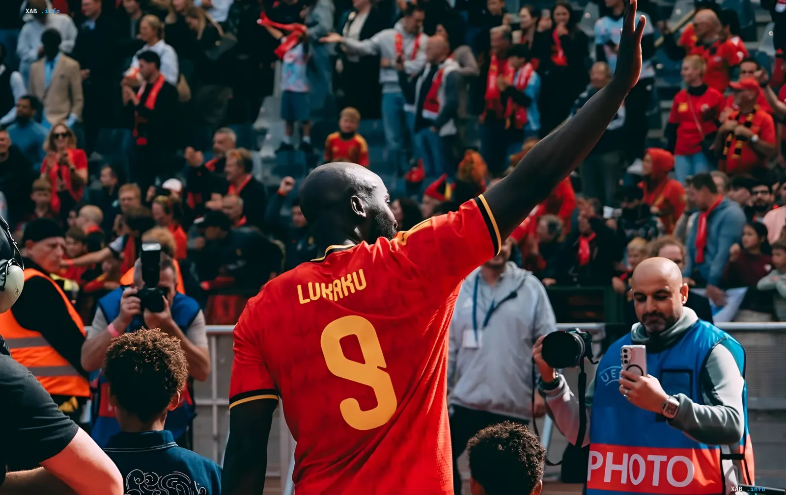 Romelu Lukaku in einem roten Trikot der belgischen Nationalmannschaft mit der Nummer 9 winkt den Fans im Stadion
