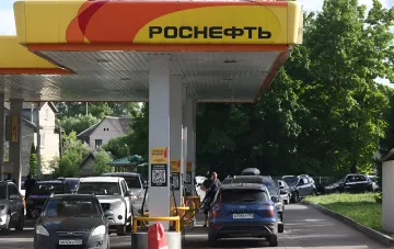 Автомобили на заправке «Роснефть» в России, где теперь может использоваться бензин из Индии для стабилизации рынка топлива
