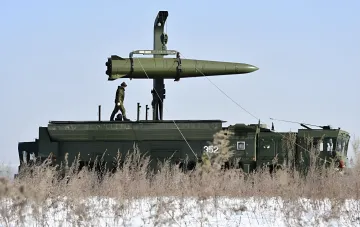 Российские военные готовят к запуску северокорейскую ракету КН-23 на мобильной пусковой установке