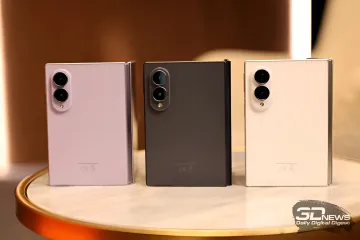 Три смартфона Samsung Galaxy Z Fold8 разных цветов на подиуме, иллюстрирующие высокий спрос и экстренное наращивание производства