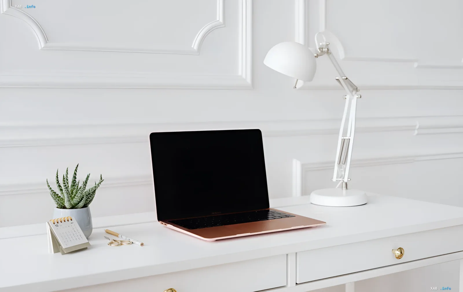 MacBook на рабочем столе с выключенным экраном — идеальная иллюстрация для статьи о скрытых возможностях скриншотов в macOS