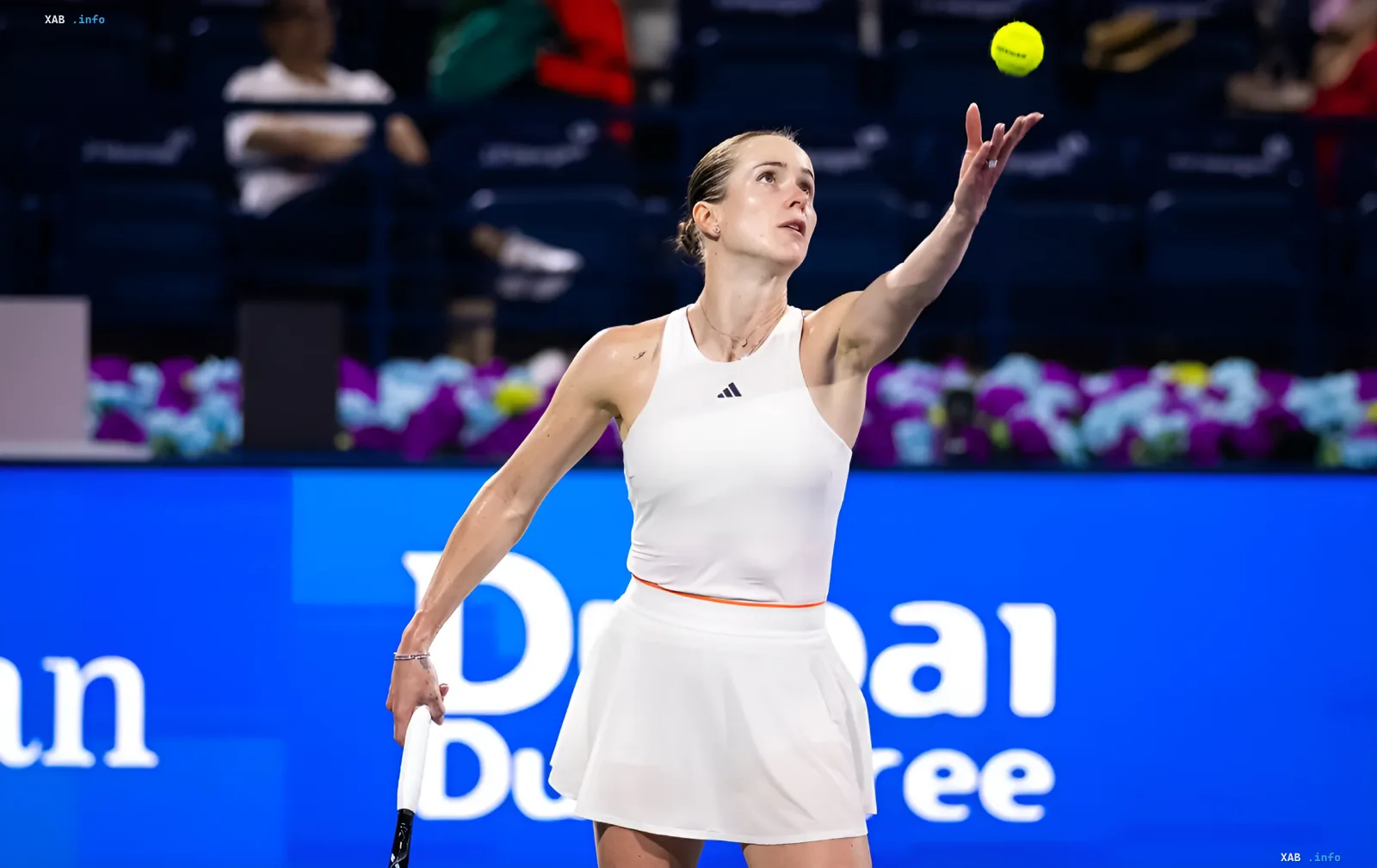 Элина Свитолина в момент подачи на турнире WTA 1000 в Торонто, готовясь к финалу против Иги Свентек
