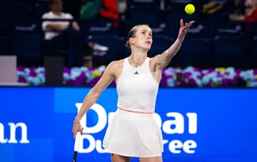Элина Свитолина в момент подачи на турнире WTA 1000 в Торонто, готовясь к финалу против Иги Свентек