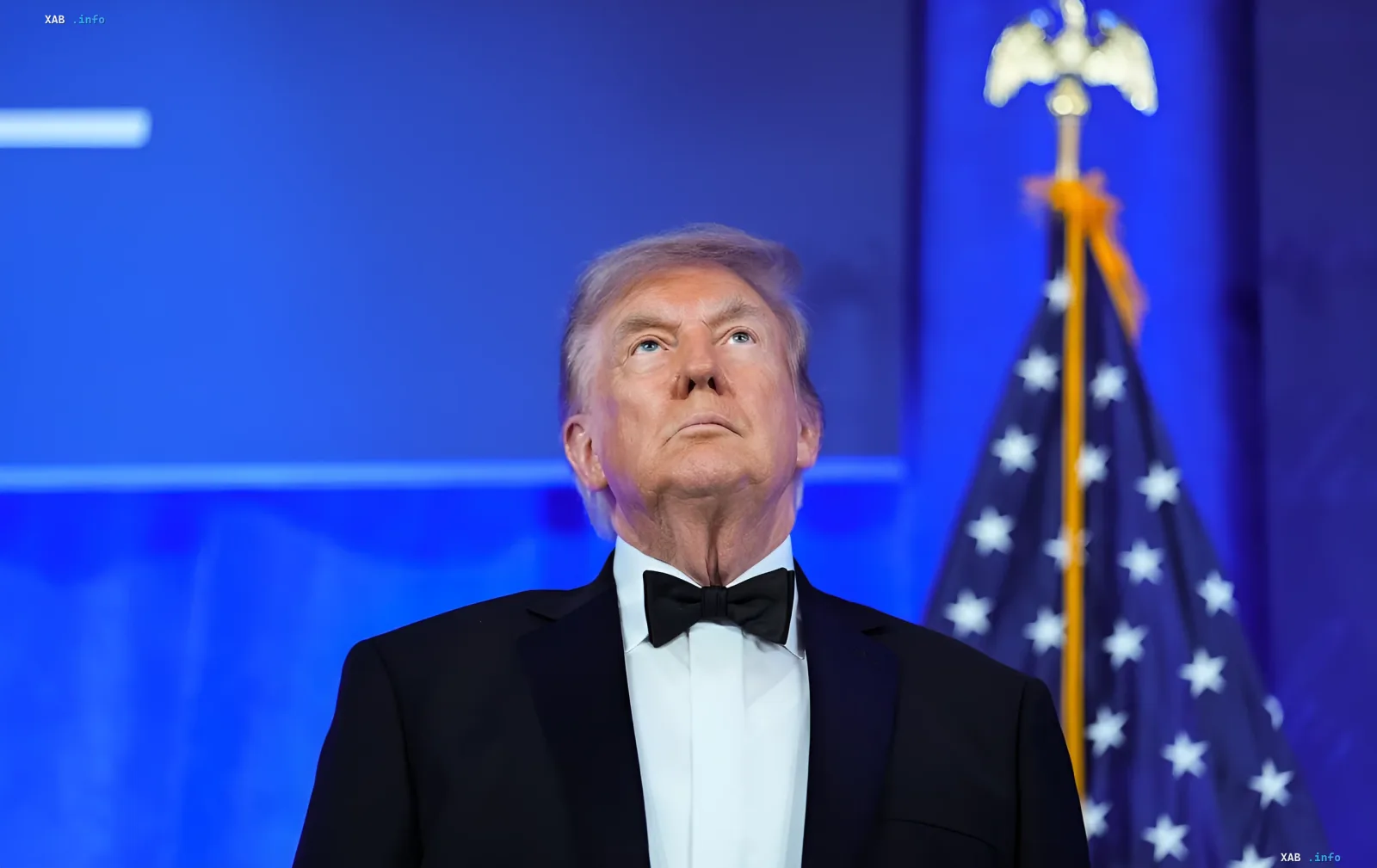 Дональд Трамп в смокинге на фоне американского флага, высказывающий предупреждение Ирану о контроле Ормузского пролива