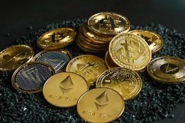 Золотые монеты Bitcoin и Ethereum на темном фоне, символизирующие доступ к криптовалютам через биржу РФ