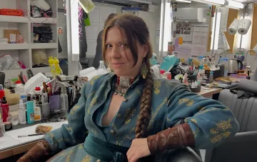 Oksana Cherkashyna im Schminkzimmer im Kostüm für die neue Staffel der Serie '1670' auf Netflix