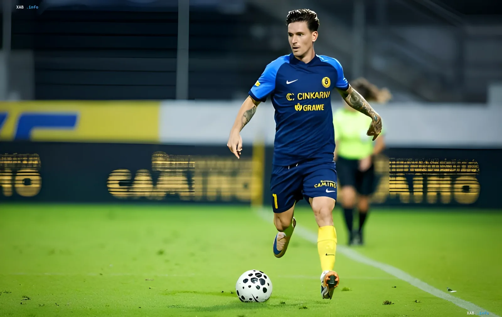 Украинский легионер в синей форме с логотипом Cinkarna Grawe dribблирует мяч на поле во время матча квалификации Лиги чемпионов 2026/27