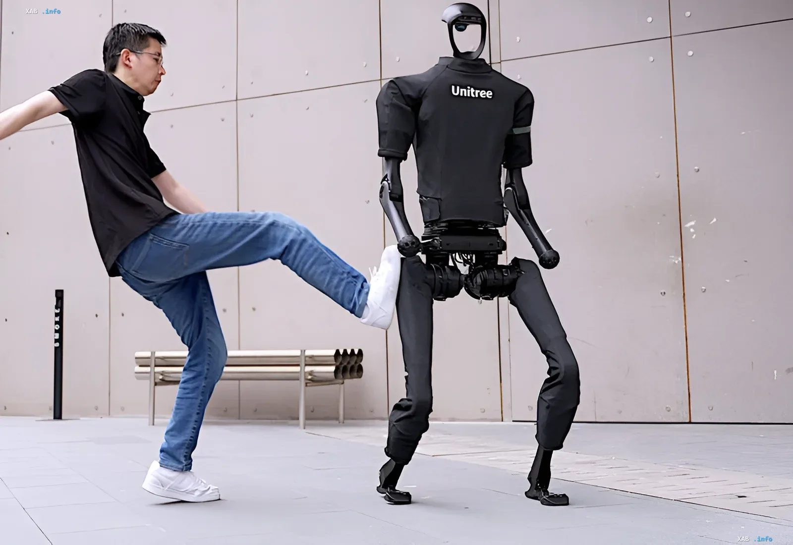 Unitree-Roboter demonstriert Stabilität, indem er einen menschlichen Tritt aushält vor dem Hintergrund des Börsengangs des Unternehmens