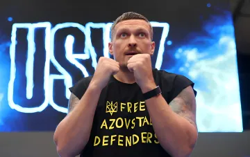 Оleksandr Usyk в боевой стойке на фоне логотипа USK, готовясь к возвращению в ринг — подготовка к «последнему танцу»
