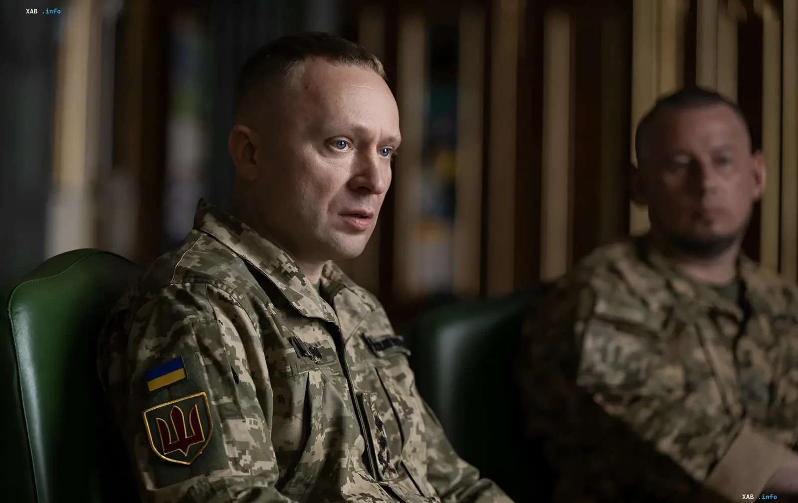 Ukrainischer Offizier in Tarnuniform mit ukrainischer Flagge und AFU-Emblem diskutiert Durchbruch an der Alexandrowka-Richtung