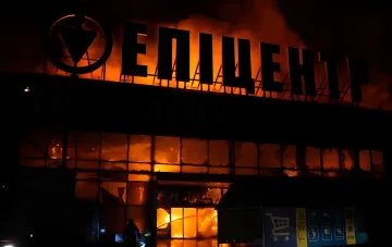 Гипермаркет Эпицентр в Запорожье в огне после ночной атаки России, видны пожарные и разрушения