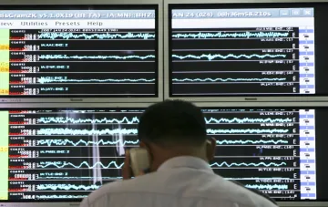 Специалист в центре мониторинга землетрясений анализирует сейсмограммы на мониторах после мощного подземного толчка в Колумбии