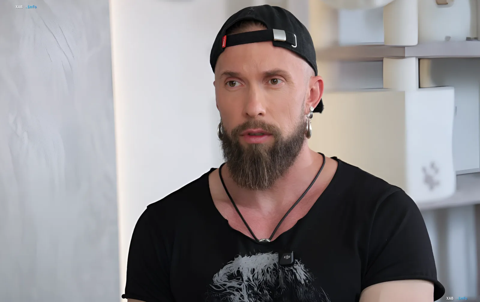 Алексей Суровцев в черной футболке с изображением собаки, говорит о спасении животных и отказе от роли героя-любовника
