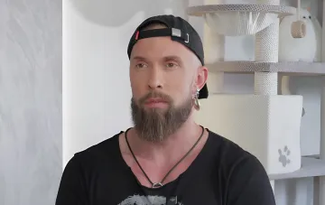 Алексей Суровцев в интервью: актер с бородой и кепкой рассказывает о личном опыте измены и развода
