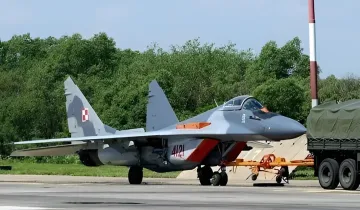 Истребитель МиГ-29 на аэродроме в Польше после аварийной посадки