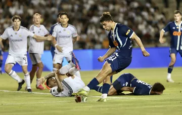 Dynamo Kyiv player in blue kit falls to the pitch after a hard challenge, symbolizing the club’s collapse in the 2026/2027 European campaign