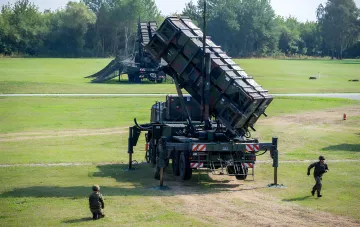 Зенитно-ракетный комплекс Patriot в боевом положении на полигоне, иллюстрирующий срочную потребность Украины в системах ПВО