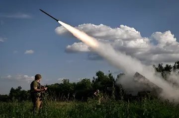 Военный запускает ракету из переносного зенитного комплекса на фоне облачного неба, иллюстрируя зависимость от западного вооружения