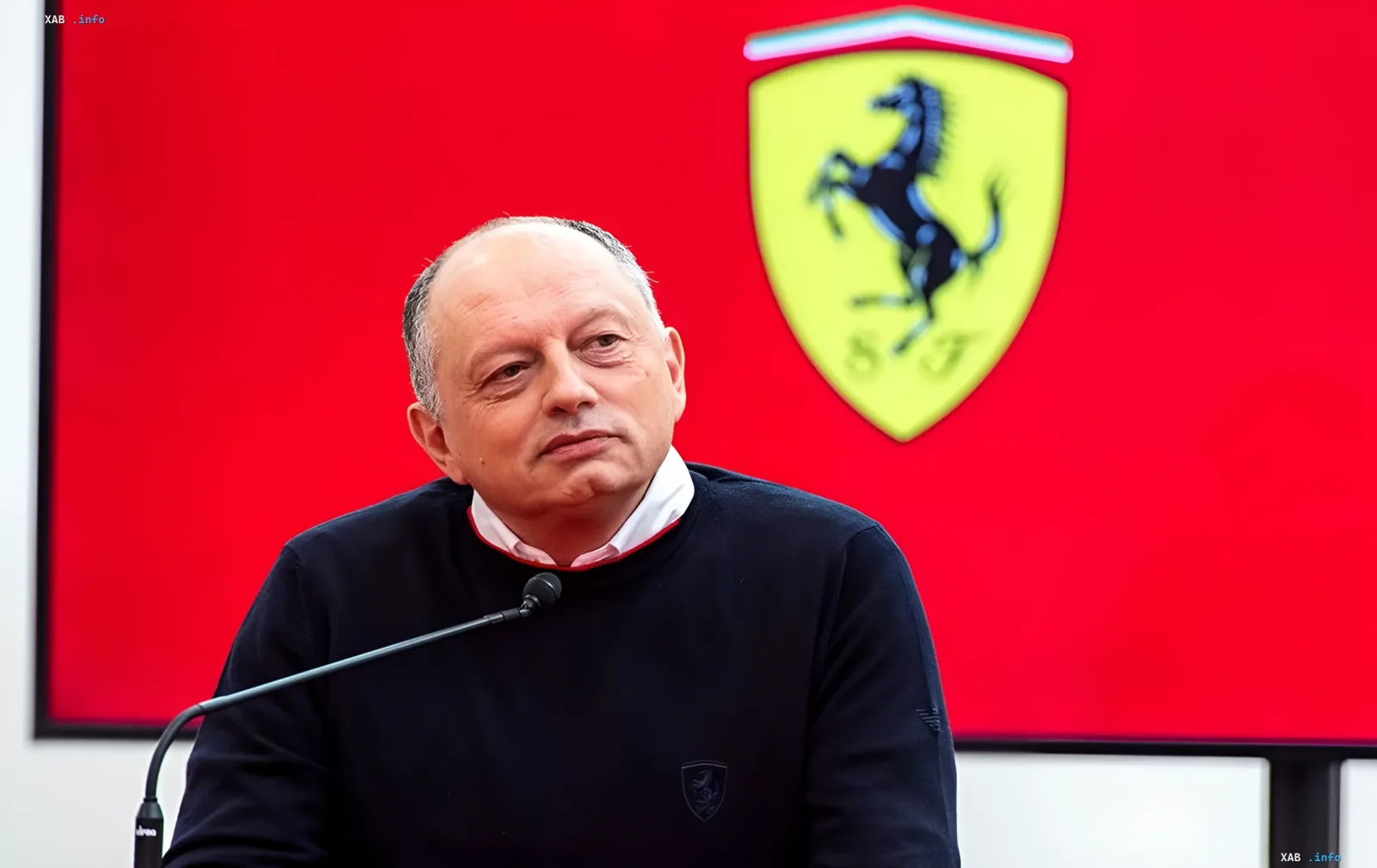 Фред Вассер, генеральный директор Ferrari, на пресс-конференции с логотипом команды на фоне, обсуждая шансы Льюиса Хэмильтона и проблемы Ferrari
