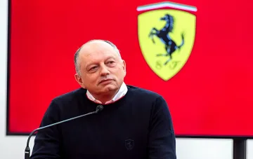 Фред Вассер, генеральный директор Ferrari, на пресс-конференции с логотипом команды на фоне, обсуждая шансы Льюиса Хэмильтона и проблемы Ferrari