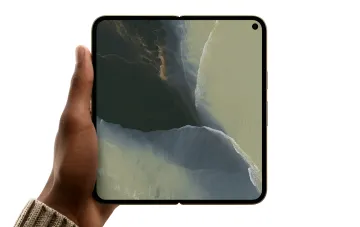 Google Pixel 11 Pro Fold в раскрытом виде: ультратонкий дизайн и яркий экран с пейзажной обоями, демонстрирующий революцию в тонкости и яркости
