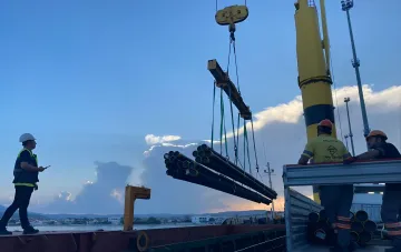 Beladen von Rohren auf ein Schiff im Hafen: Logistikmanöver von Interpipe zur Umgehung der ukrainischen Seeblockade im Jahr 2026