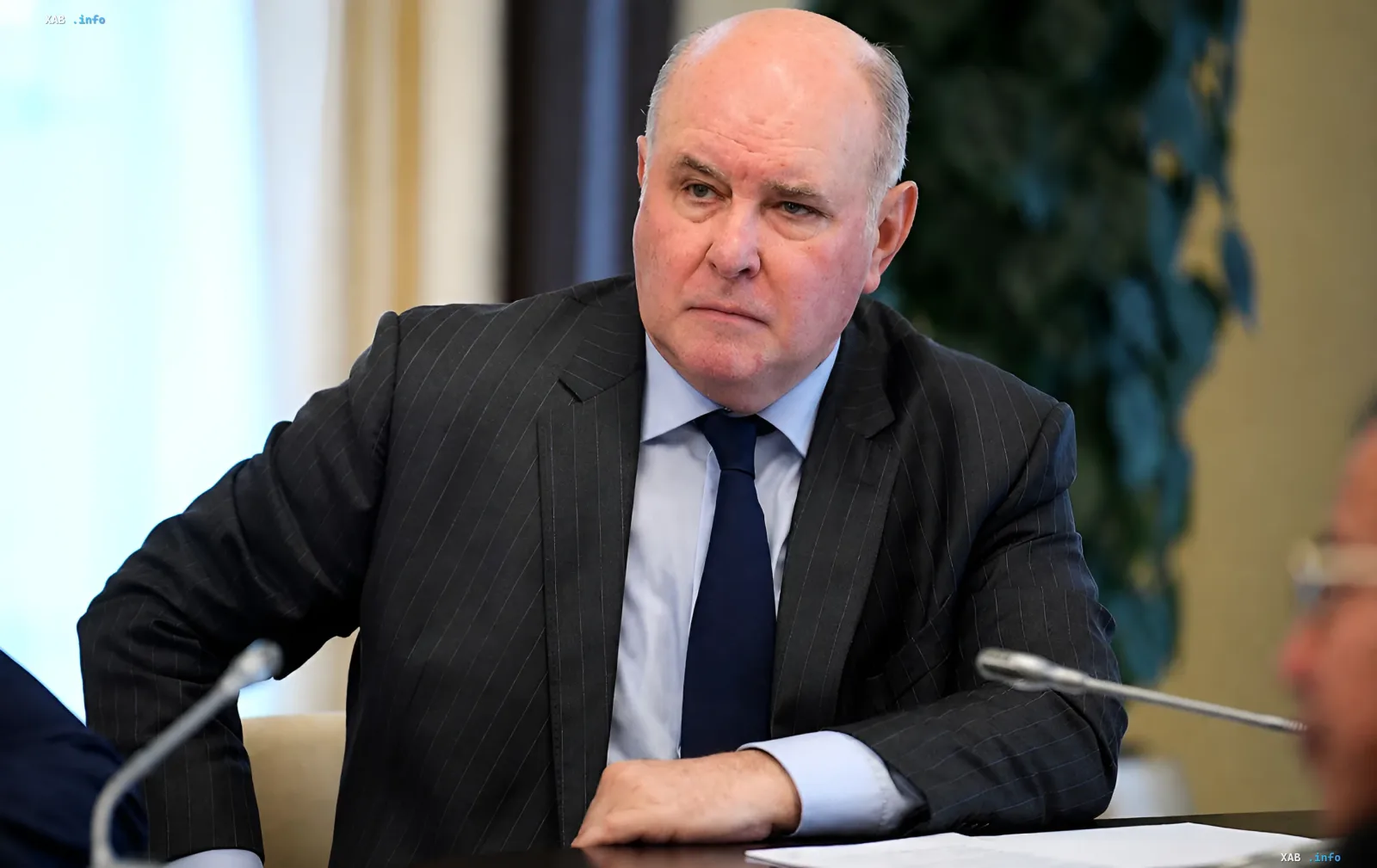 Михаил Карасин за столом переговоров в деловом костюме, обсуждая условия диалога между Россией и США