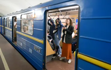 Пассажиры в вагоне киевского метро на фоне слухов о снижении тарифа до 8 гривен