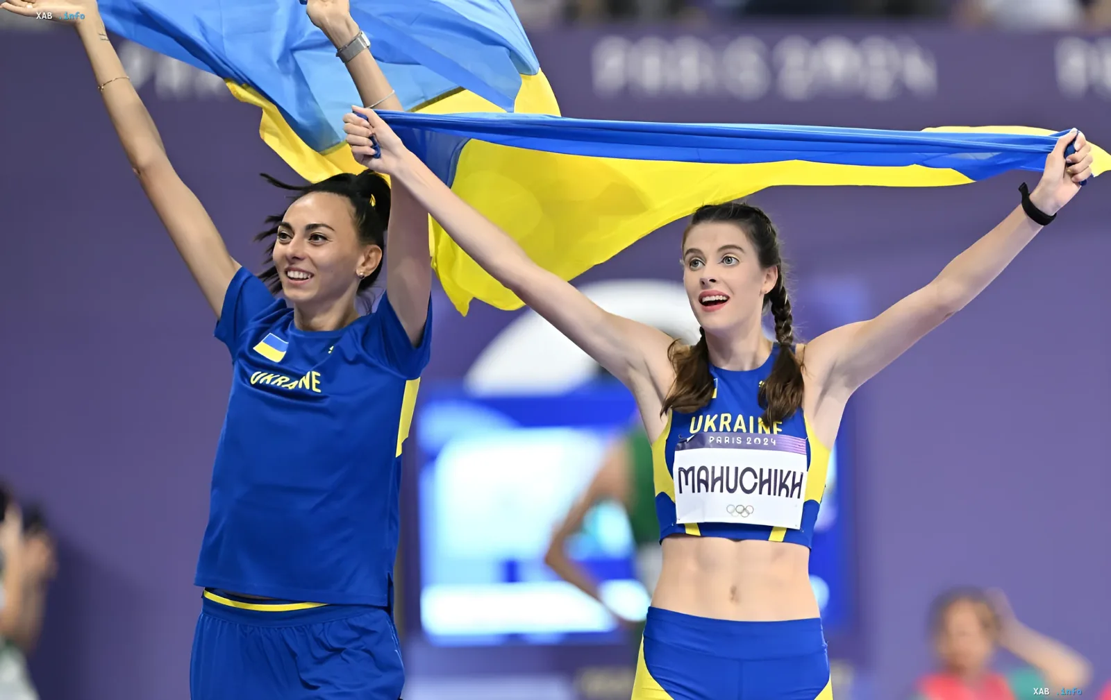Яна Магучих и Ярослава Магучих (Геращенко) с украинским флагом после победы на Олимпиаде в Париже 2024 — символ украинского дубля в финале