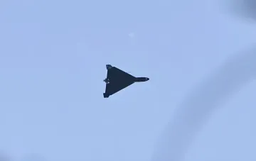 Боевой дрон летит в небе во время массовой атаки России по Украине