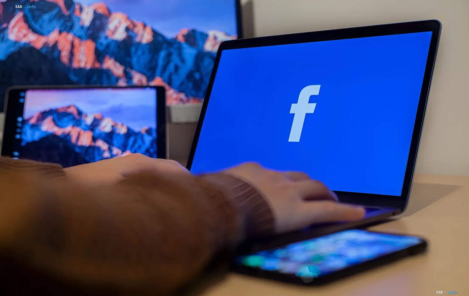 Eine Person arbeitet auf einem Laptop mit dem Facebook-Logo, was die Nutzung von Creator Studio und KI-Berater für Kreative symbolisiert