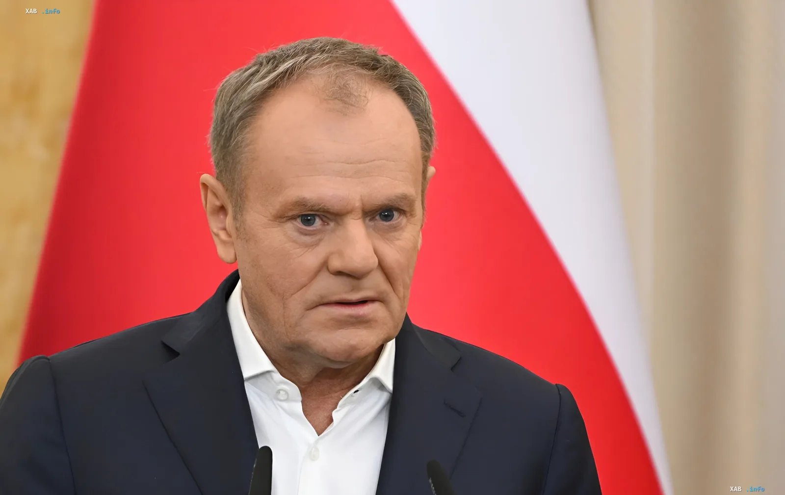 Премьер-министр Польши Матеуш Моравецкий на фоне польского флага, обсуждающий предотвращение покушения на гражданина США