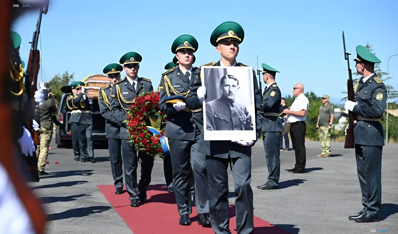 Репатриация праха Евгения Коновальца — торжественная церемония с участием военных Погребальный кортеж с портретом Евгения Коновальца: военнослужащие несут его изображение во время репатриации праха