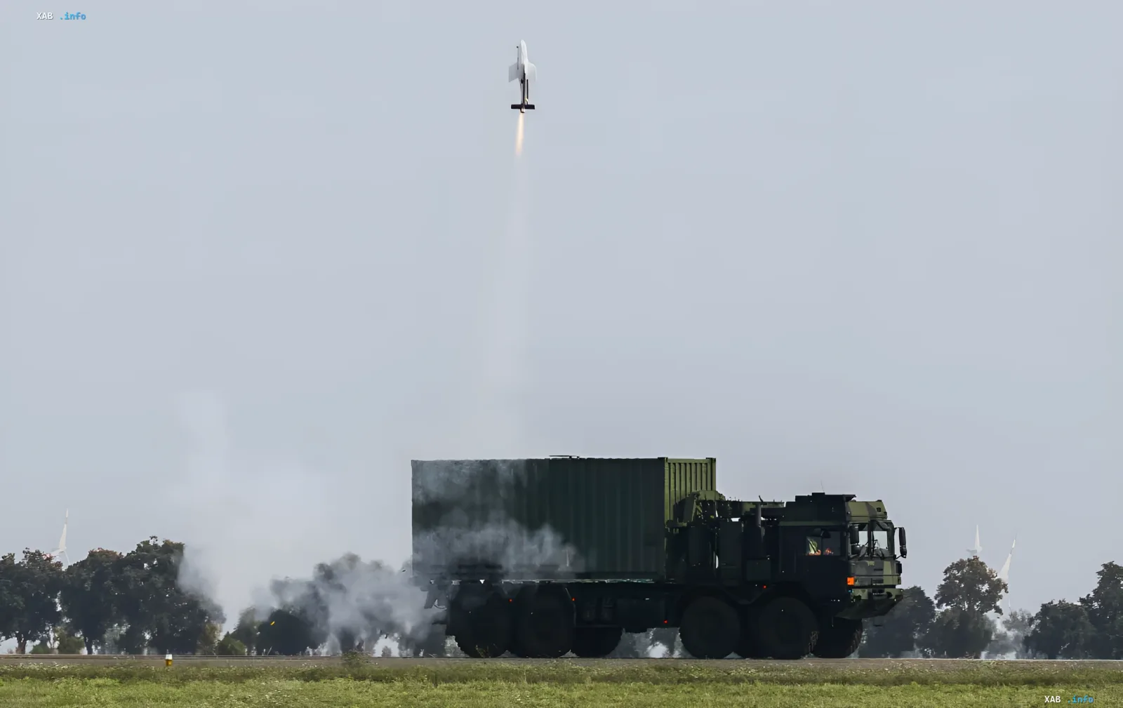 Запуск барражирующего боеприпаса FV-014 из контейнера на грузовике Rheinmetall во время испытаний