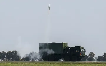 Запуск барражирующего боеприпаса FV-014 из контейнера на грузовике Rheinmetall во время испытаний