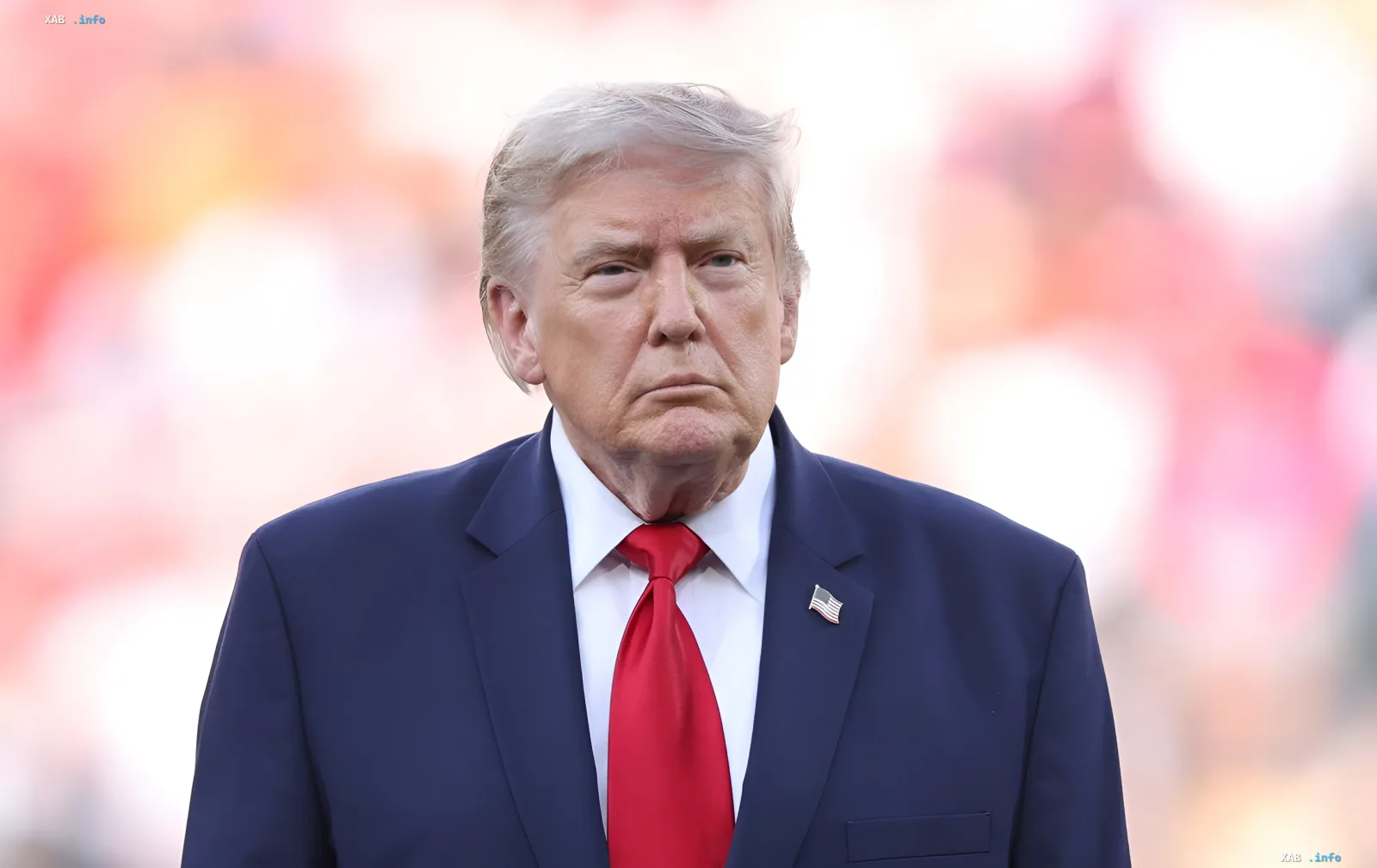 Дональд Трамп в синем костюме и красном галстуке на фоне размытой толпы, иллюстрирующий тему санкционного вакуума и требований демократов к администрации по России