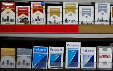 Regale mit Marlboro- und Parliament-Zigaretten in einem Geschäft — Illustration des Mangels an Tabakerzeugnissen nach Angriffen auf die Lager von Fozzy und Novus in der Ukraine