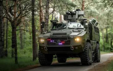 Бронетранспортер «Сова-БТР» с VR-системой и монокок-корпусом на лесной дороге