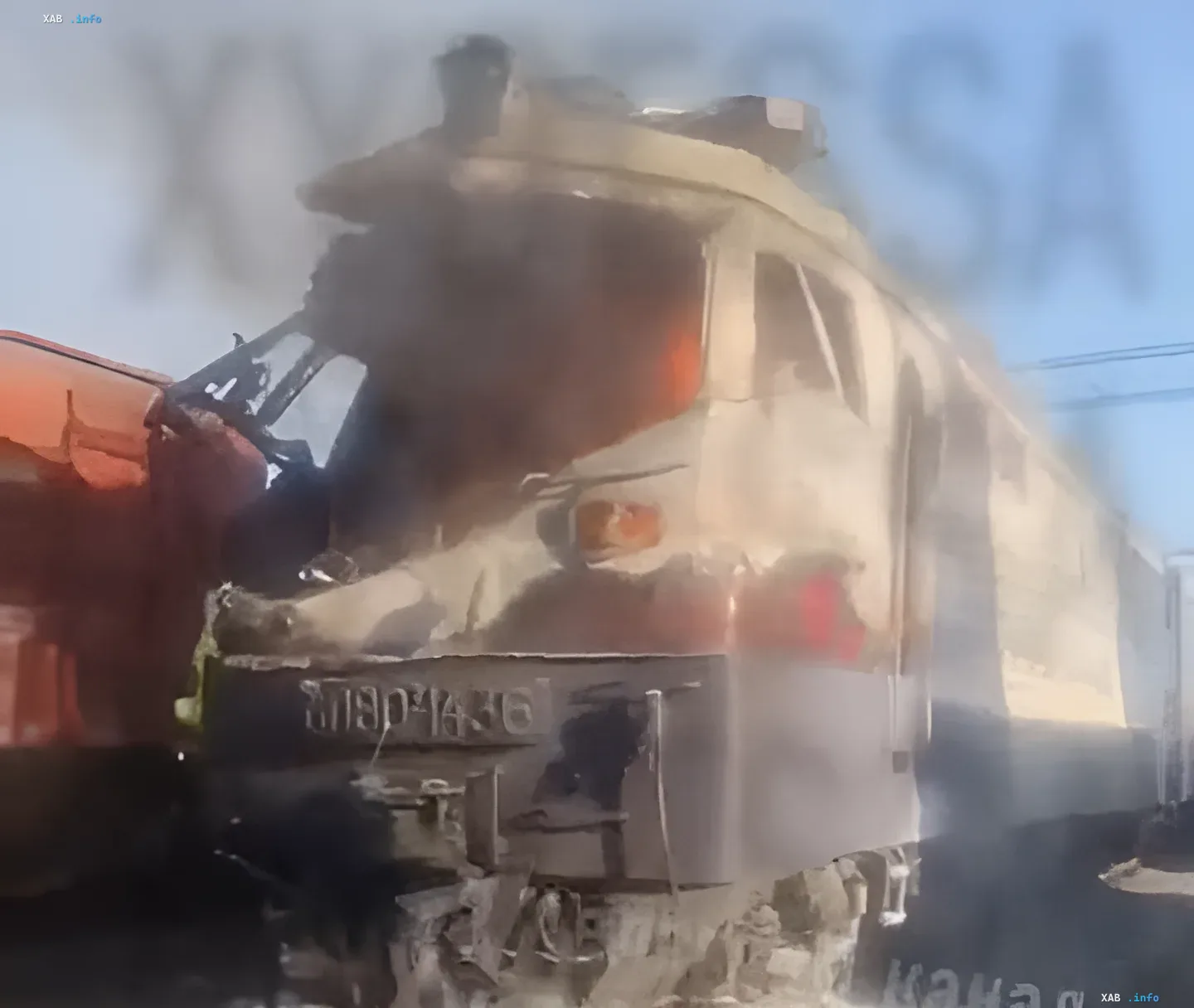 Подожжённая локомотивная часть пассажирского поезда после атаки в Одесской области