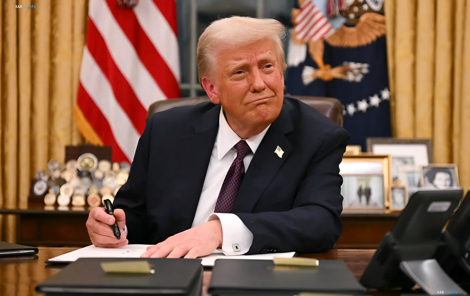 Дональд Трамп за столом в Овальном кабинете подписывает указ о введении высоких пошлин на импорт дронов