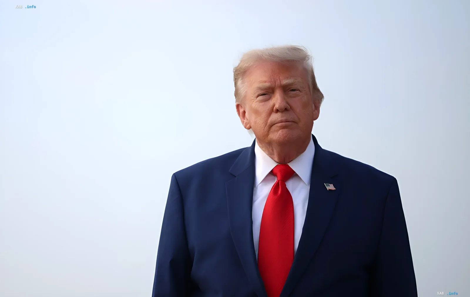 Дональд Трамп в синем костюме и красном галстуке на фоне неба — фото, связанное с тайной эвакуацией из Анкары из-за угрозы ПЗРК