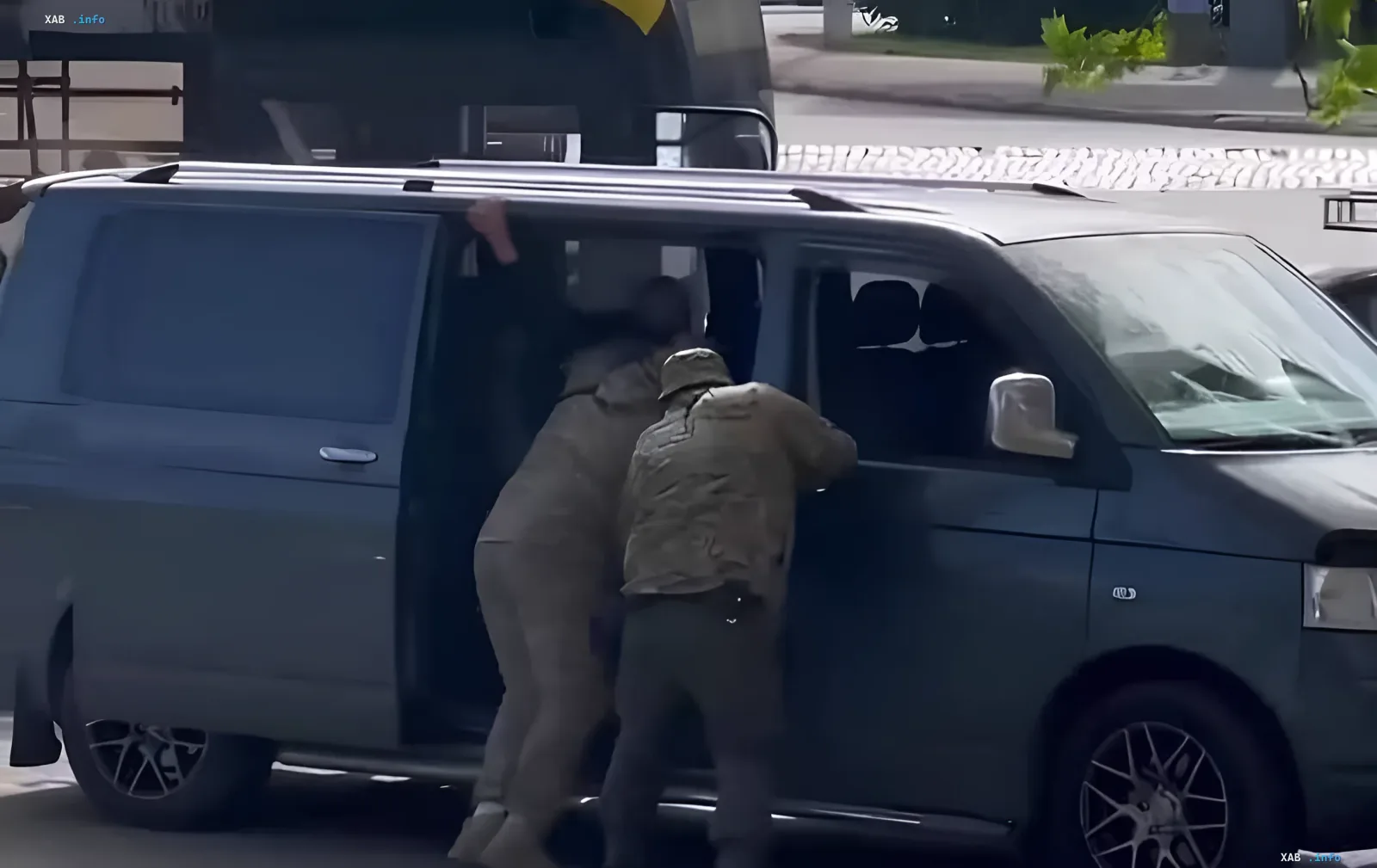 Военнослужащие вводят человека в микроавтобус в Черкасской области, что стало частью серии нарушений прав человека, зафиксированных омбудсменом Лубинец.