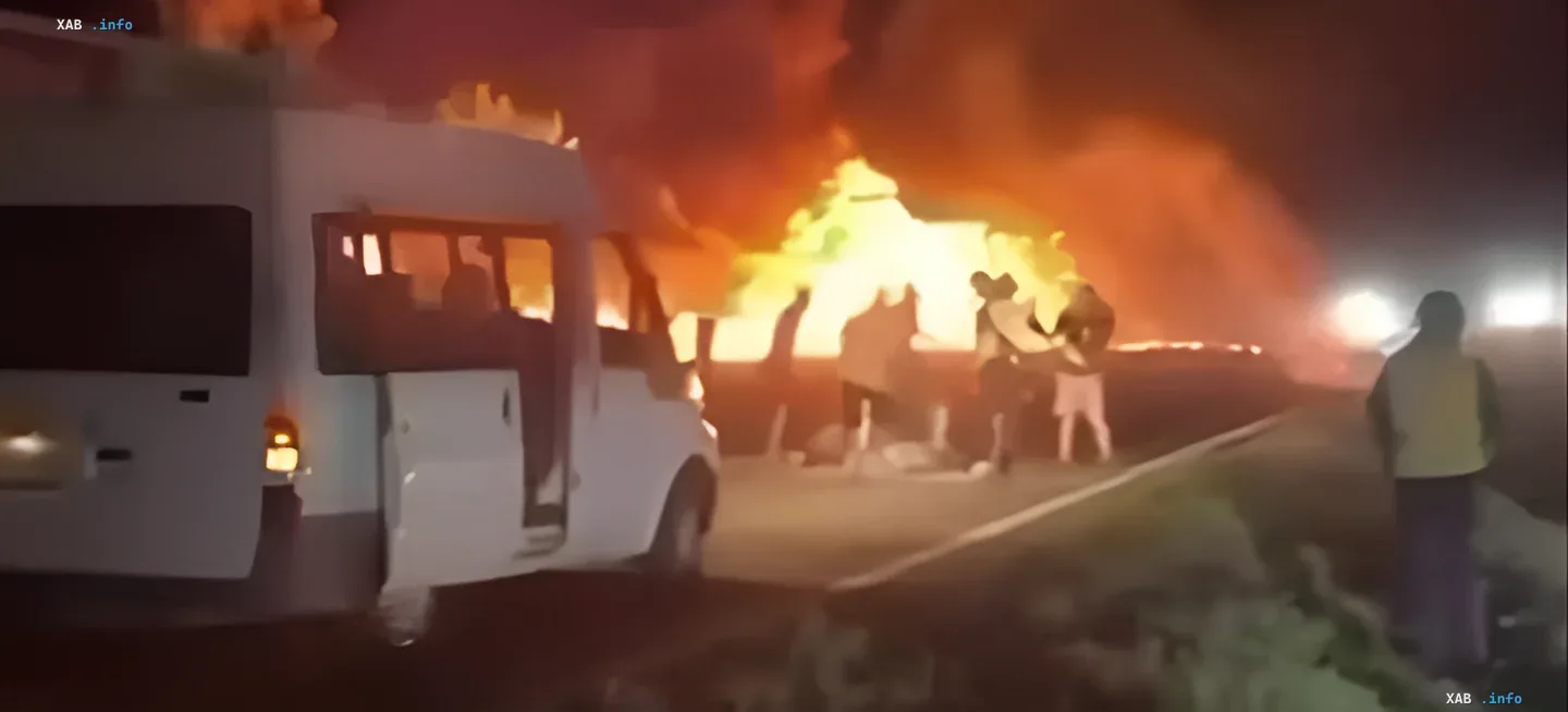 Пожар на трассе Днепр — Кривой Рог после удара дрона: горящий грузовик и люди рядом
