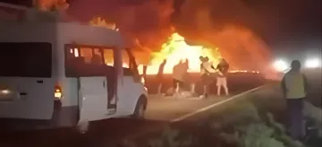 Пожар на трассе Днепр — Кривой Рог после удара дрона: горящий грузовик и люди рядом