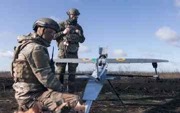 Украинские военные готовят к запуску разведывательный дрон, участвующий в ударе по диспетчерской башне в Крыму