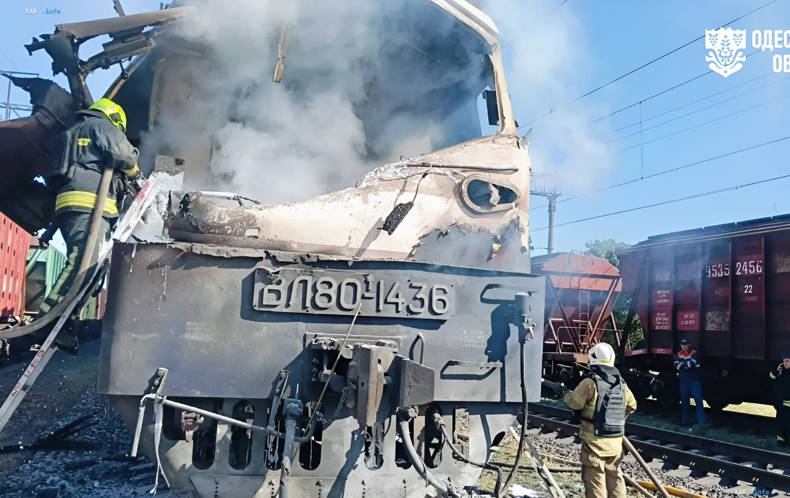 Folgen des Shahed-Drohnenangriffs auf einen Personenzug in der Oblast Odessa: Feuerwehrleute löschen brennende Lokomotive VL80-1436