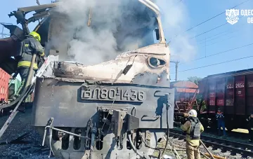 Folgen des Shahed-Drohnenangriffs auf einen Personenzug in der Oblast Odessa: Feuerwehrleute löschen brennende Lokomotive VL80-1436