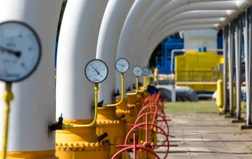 Манометры и трубопроводы на газораспределительной станции, символизирующие контроль запасов природного газа в Украине