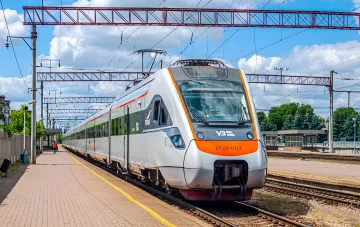 Сучасний потяг Укрзалізниці на станції, що символізує запуск нової послуги роздачі книг пасажирям на підтримку української літератури